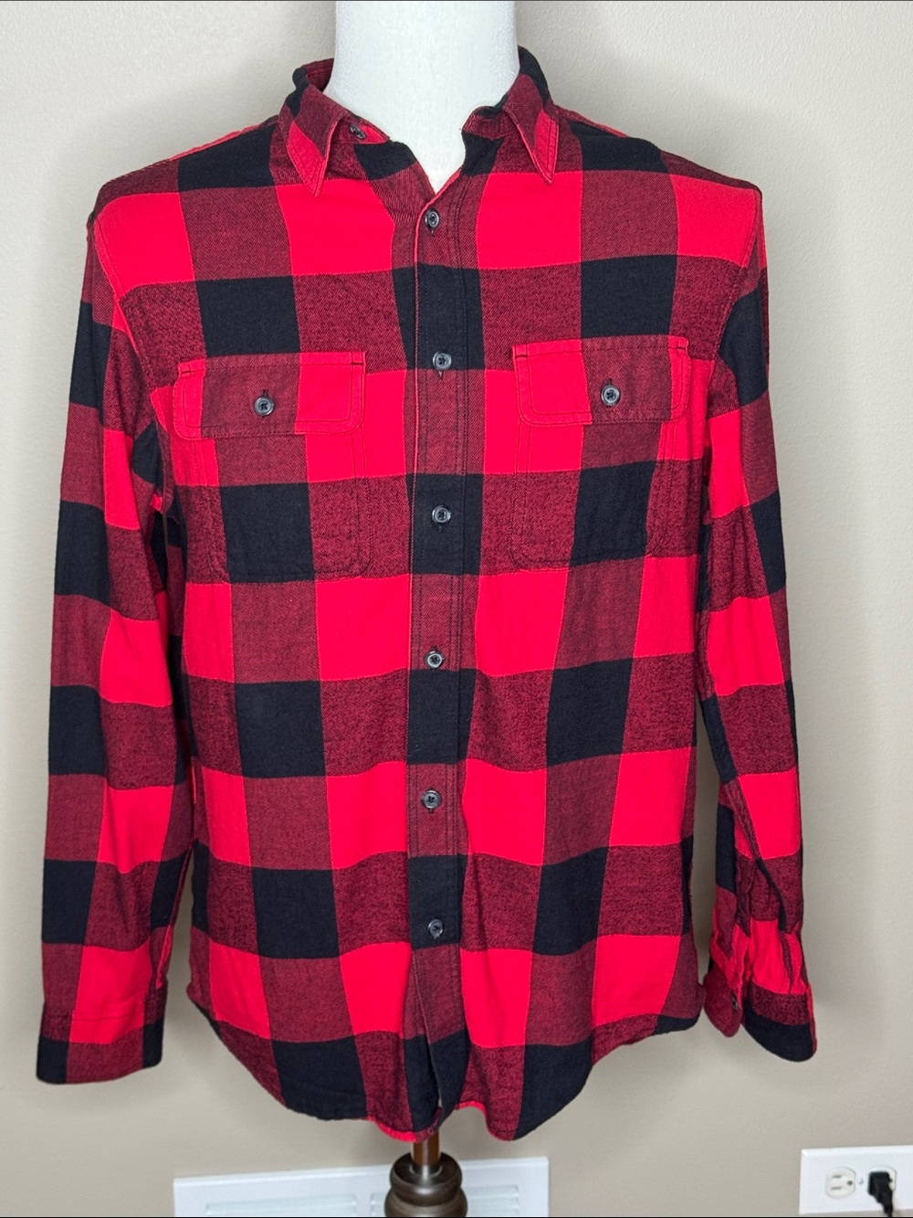 Old Navy mens long sleeve red/black plaid collared shirt size M.